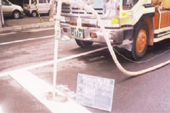圧送機材でエアモルタル注入